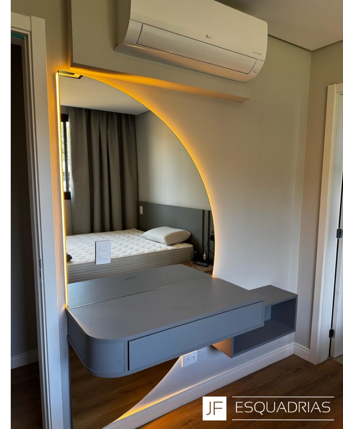 Espelho de quarto sob medida com iluminação em LED embutida instalado pela JF Esquadrias